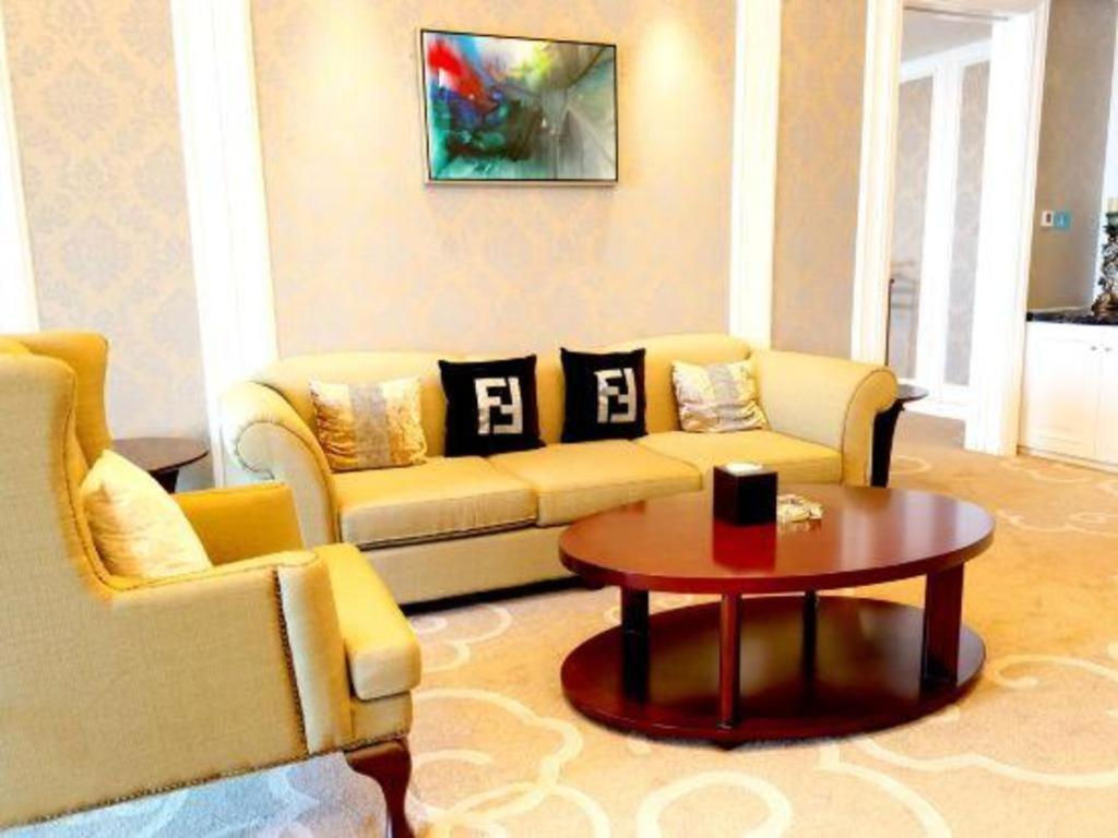 Haiyang Shenglong Jianguo Hotel Fengcheng  Bagian luar foto